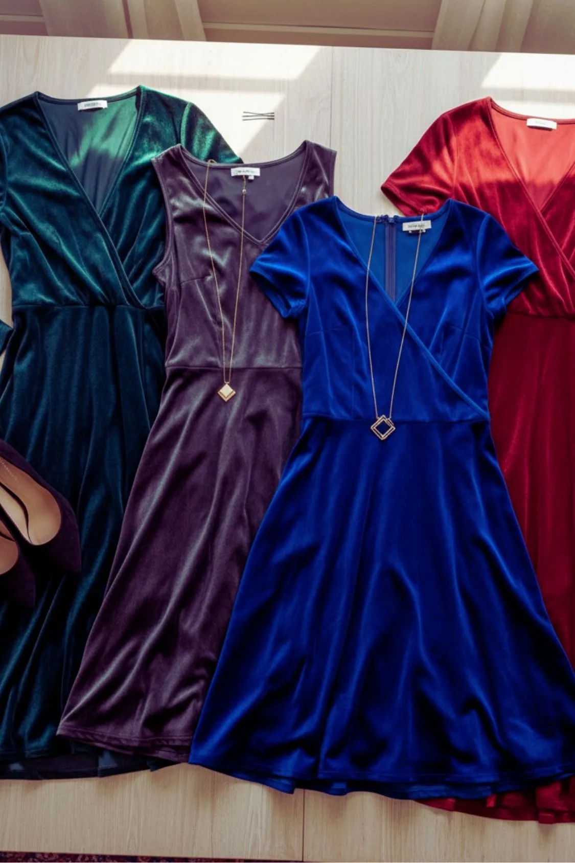 nailsoutfits.com-6927ea7dd2e4c-velvet_dress_styles_flatlay.webp